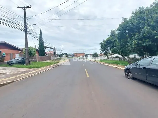 Casa com 360m² 5 quartos e 3 banheiros, à venda, no bairro Uvaranas em Ponta Grossa