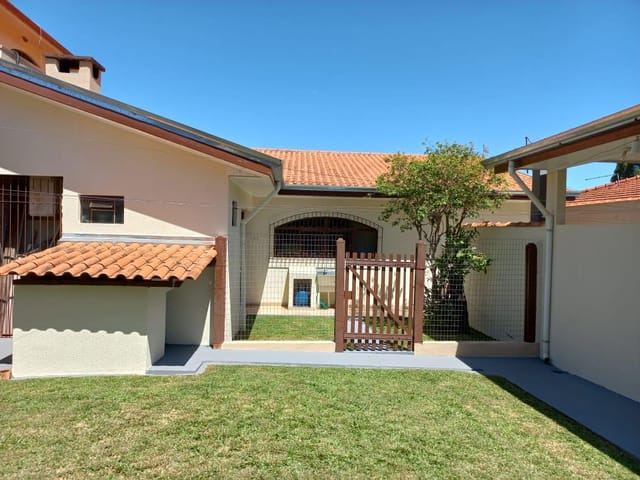 Foto do Casa - Casa com edícula (entrada independente) rua calma à venda, terreno 384m² e 168,44m² de área construída, Boa Vista, próximo a PR-151, Ponta Grossa, PR | Adquira Imóveis