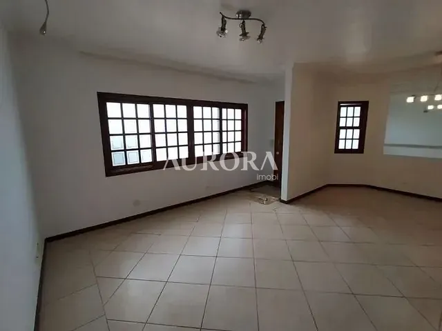 Casa com 360m² 5 quartos e 4 banheiros, à venda, no bairro Champagnat em Londrina