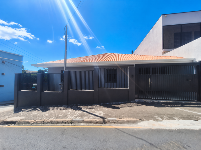 Locação - Casa Residencial/Comercial, 3 quartos sendo 1 suíte, 7 vagas, Área Gourmet, 269 m², Centro.