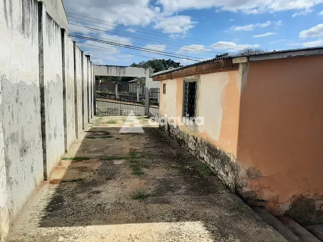 Casa com 675m² 3 quartos e 4 banheiros, à venda, no bairro Neves em Ponta Grossa