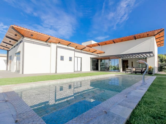 Casa Térrea com 4 quartos para venda na Reserva da Coroa no Condomínio Portal do Sol Green em Goiânia - Foto