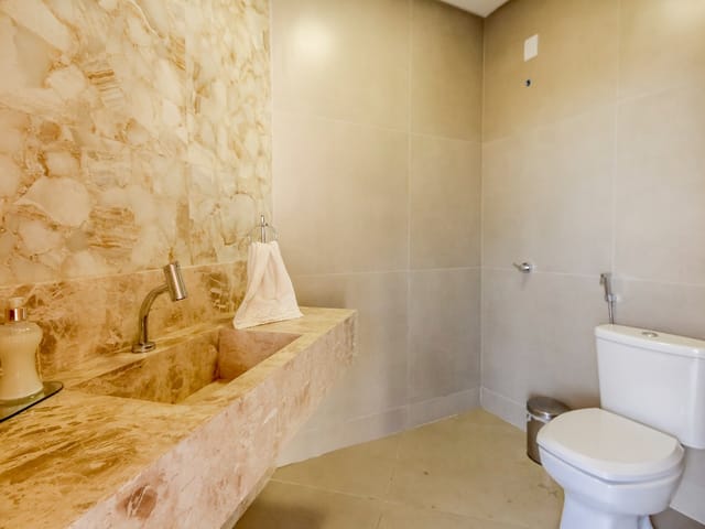 Casa Térrea com 4 quartos para venda na Reserva da Coroa no Condomínio Portal do Sol Green em Goiânia - Foto