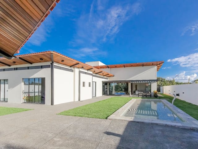 Casa Térrea com 4 quartos para venda na Reserva da Coroa no Condomínio Portal do Sol Green em Goiânia - Foto