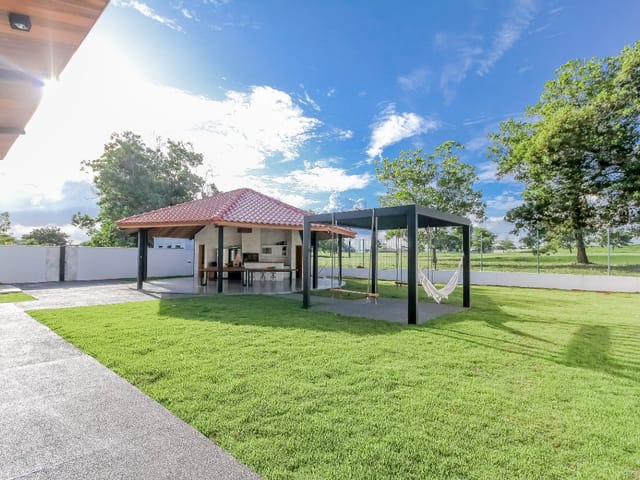 Casa Térrea com 4 quartos para venda na Reserva da Coroa no Condomínio Portal do Sol Green em Goiânia - Foto