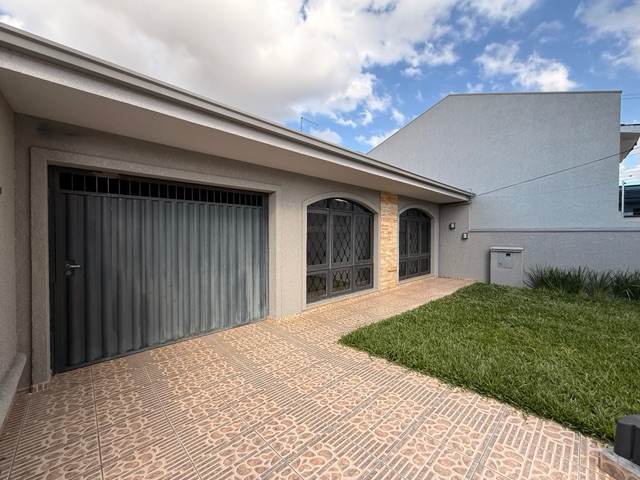 Locação - Casa com Edícula, 4 quartos sendo 2 suítes, 5 vagas, 4 banheiros, 220 m², Órfãs.