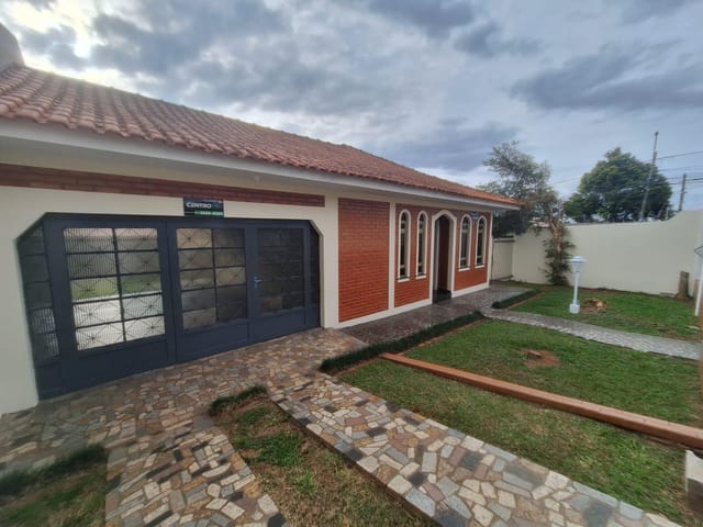 Locação - Casa de Esquina Reformada, 4 quartos sendo 1 suíte, 4 vagas, Edícula com churrasqueira, 462 m² - Jardim Carvalho, Ponta Grossa.