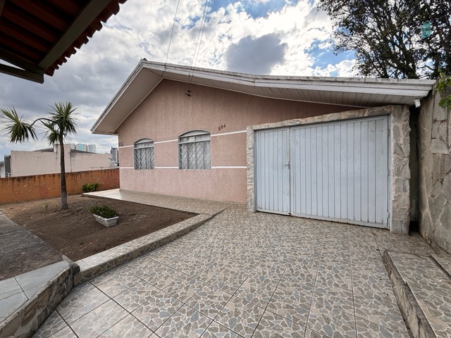 Locação - Casa com Edícula, 3 quartos, 2 vagas, Quintal Amplo, 840 m² total, Próx. ao Shopping Palladium - Uvaranas, Ponta Grossa.