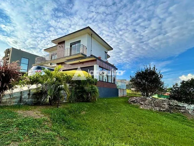 Casa com 330m² 3 quartos e 4 banheiros, à venda, no bairro Jardim Carvalho em Ponta Grossa
