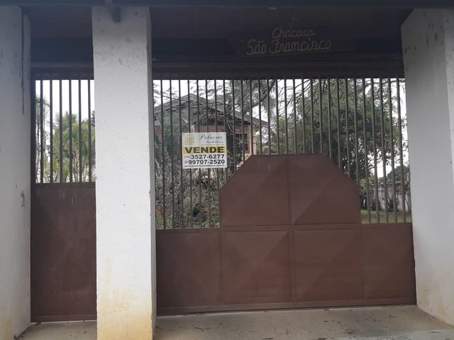 Casa com 3000m² 3 quartos e 1 banheiro, à venda, no bairro Parque Lago Azul em Pindamonhangaba