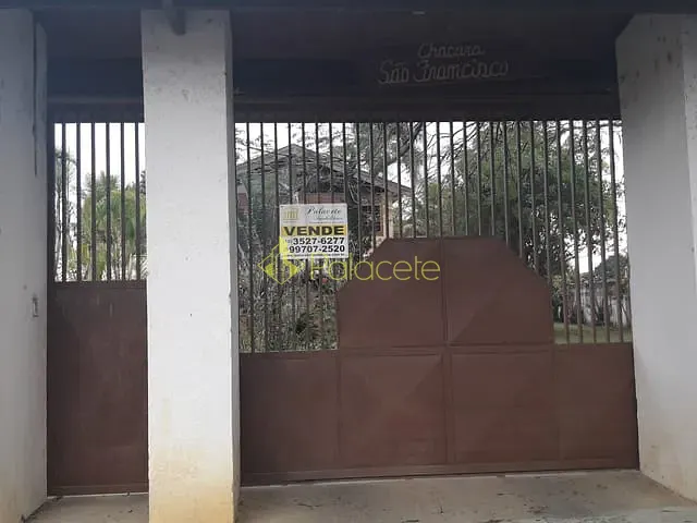 Casa com 3000m² 3 quartos e 1 banheiro, à venda, no bairro Parque Lago Azul em Pindamonhangaba