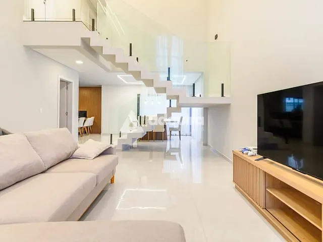 Casa com 300m² 3 quartos e 4 banheiros, à venda, no bairro Jardim Carvalho em Ponta Grossa