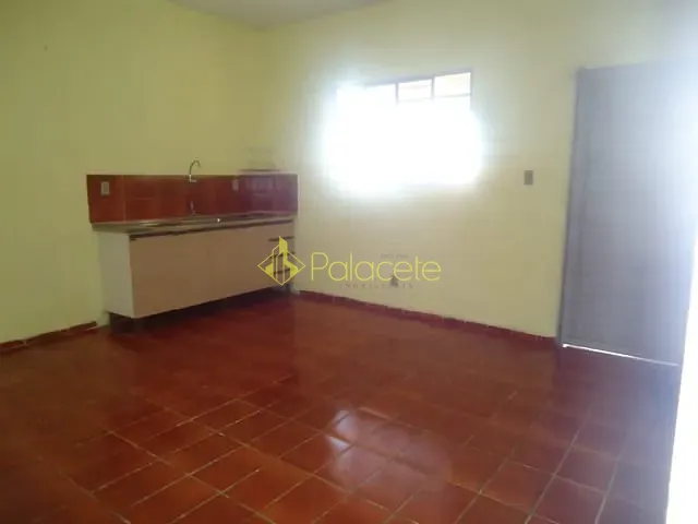 Casa com 600m² 2 quartos e 2 banheiros, à venda, no bairro Jardim do Vale em Guaratinguetá