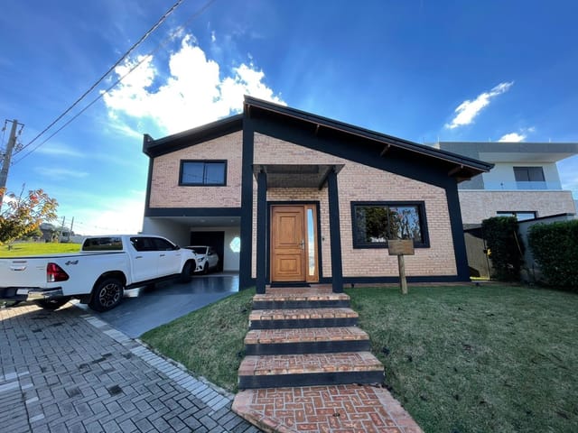 Locação - Casa Mobiliada com piscina, 4 quartos (sendo 2 suítes), 2 vagas, Churrasqueira, Residencial Coliseu - Jardim Carvalho, Ponta Grossa.