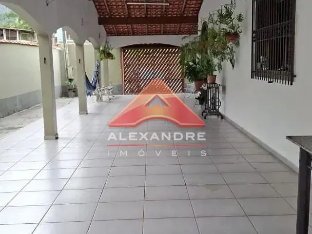 Casa com 300m² 2 quartos e 2 banheiros, à venda, no bairro Jardim Rio Santos em Caraguatatuba