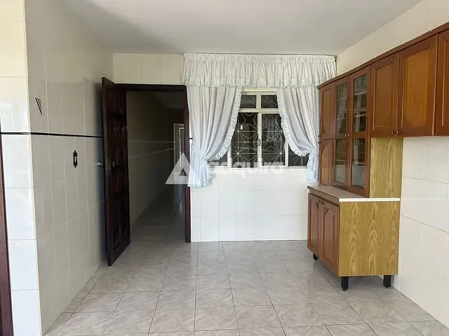 Casa com 462m² 4 quartos e 3 banheiros, à venda, no bairro Uvaranas em Ponta Grossa