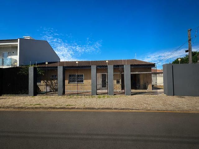 Locação - Casa com 3 quartos (sendo 1 suíte), Garagem Coberta, Churrasqueira, Terreno Amplo - Oficinas, Ponta Grossa.