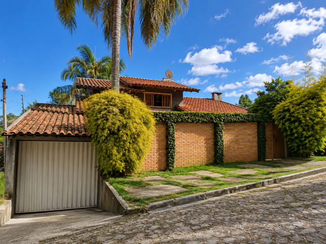 Locação - Casa Mobiliada com 3 quartos, Garagem coberta, Quintal Amplo, 500 m² total - Ronda, Ponta Grossa.