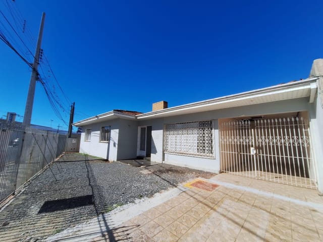 Locação - Casa Comercial/Residencial, 4 quartos, 4 banheiros, 2 vagas, Edícula com churrasqueira, Quintal Amplo, 660 m² - Uvaranas, Ponta Grossa.