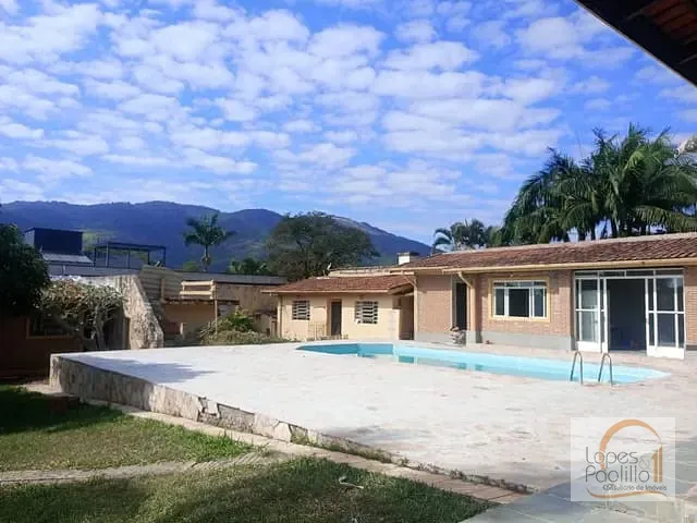 Casa com 864m² 7 quartos e 6 banheiros, para alugar, no bairro Vila Petrópolis em Atibaia