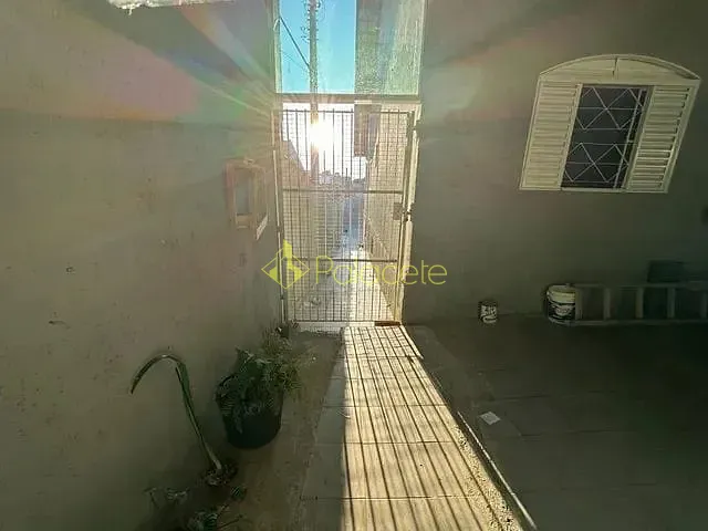 Casa com 300m² 3 quartos e 2 banheiros, à venda, no bairro Jardim América em Taubaté