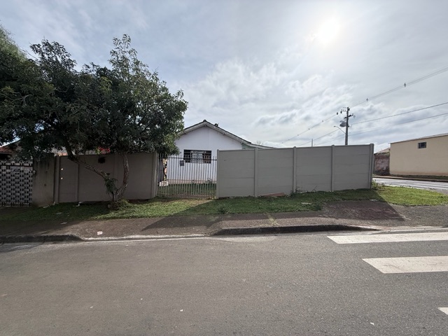 Locação - Casa com 3 quartos, 2 vagas de garagem, Quintal Amplo, 294 m² total - Neves, Ponta Grossa.