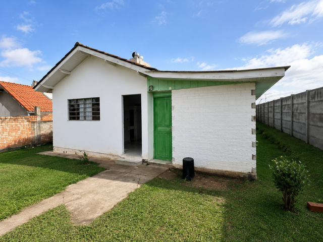 Locação - Casa com 3 quartos, 2 vagas de garagem, Quintal Amplo, 294 m² total - Neves, Ponta Grossa.