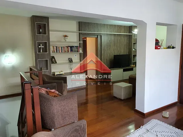Casa com 300m² 4 quartos e 3 banheiros, à venda, no bairro Jardim Valparaíba em São José dos Campos