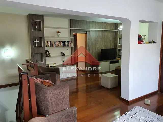 Casa com 300m² 4 quartos e 3 banheiros, à venda, no bairro Jardim Valparaíba em São José dos Campos
