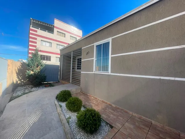 Locação - Casa com 3 quartos (sendo 1 suíte), 2 vagas de garagem, 160 m² - Centro, Ponta Grossa.