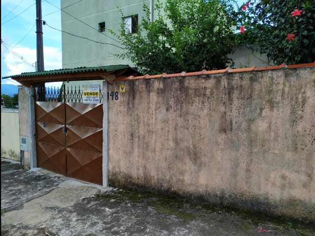 Casa com 250m² 2 quartos e 2 banheiros, à venda, no bairro Conjunto Residencial Araretama em Pindamonhangaba