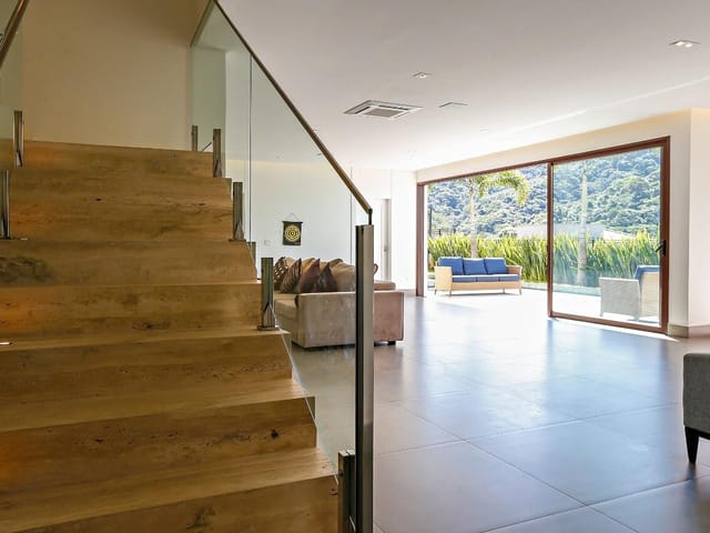 Casa com 495m² 4 quartos e 6 banheiros, à venda ou para alugar, no bairro Tamboré em Santana de Parnaíba