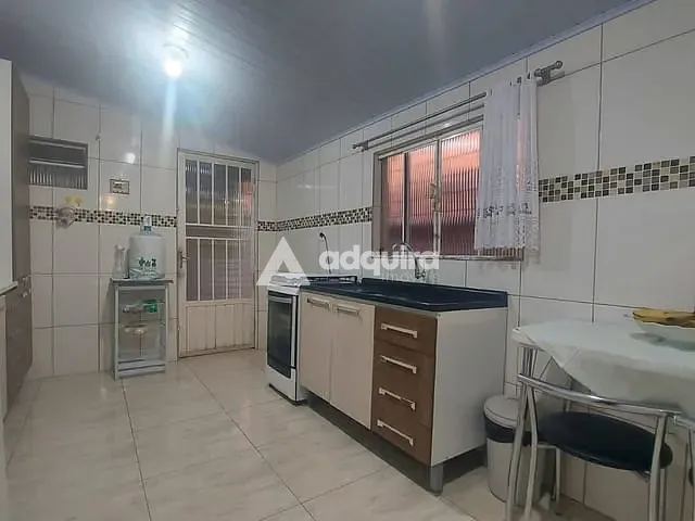 Casa com 288m² 4 quartos e 2 banheiros, à venda, no bairro Uvaranas em Ponta Grossa