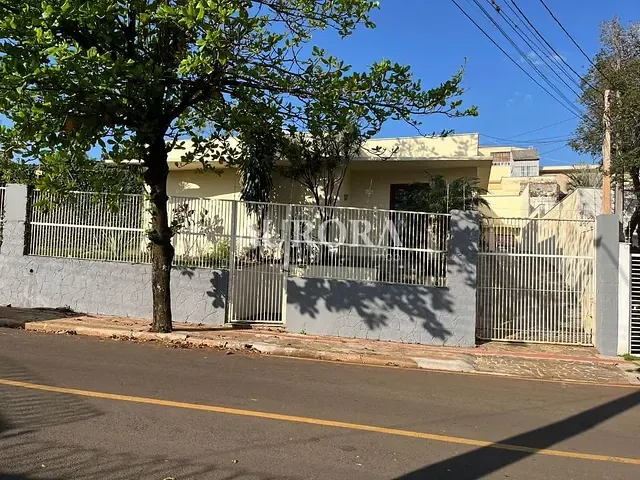 Casa com 807m² 4 quartos e 4 banheiros, à venda, no bairro Petrópolis em Londrina