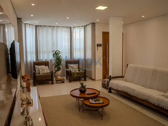 Casa com 300m² 4 quartos e 5 banheiros, à venda, no bairro Ortizes em Valinhos