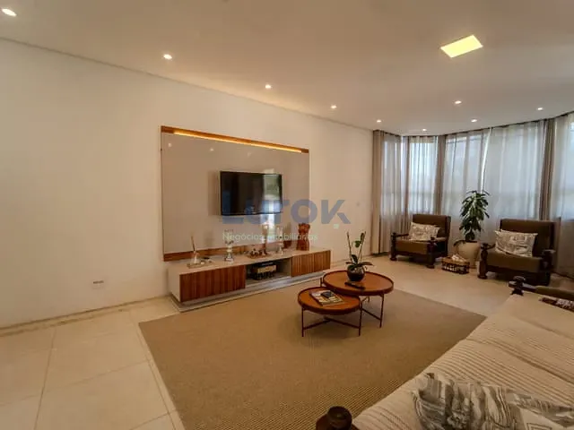 Casa com 300m² 4 quartos e 5 banheiros, à venda, no bairro Ortizes em Valinhos