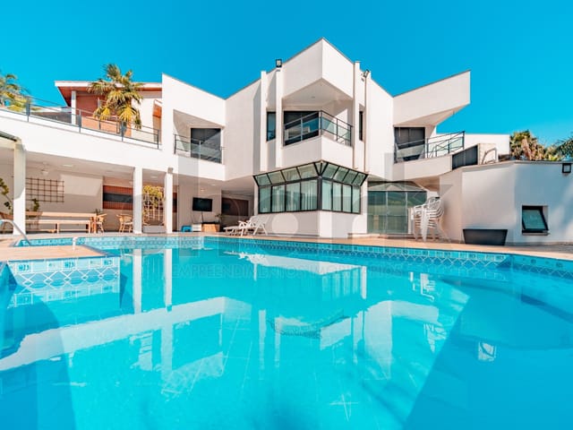 Casa com 3500m² 4 quartos e 6 banheiros, à venda ou para alugar, no bairro Alphaville em Santana de Parnaíba