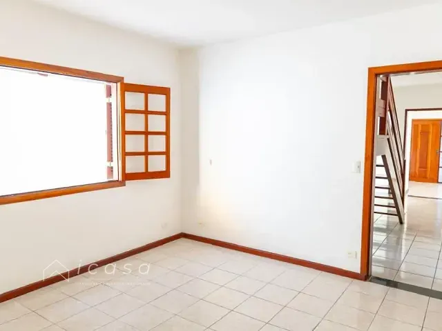 Casa com 300m² 4 quartos e 4 banheiros, à venda, no bairro Jardim Santa Maria em Jacareí