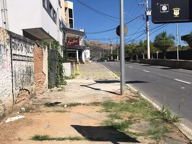 Casa com 590m², à venda, no bairro Centro em Aparecida