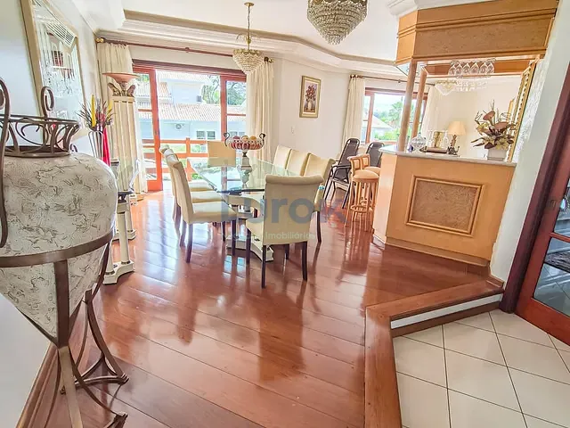 Casa com 1240m² 4 quartos e 7 banheiros, à venda, no bairro Joapiranga em Valinhos