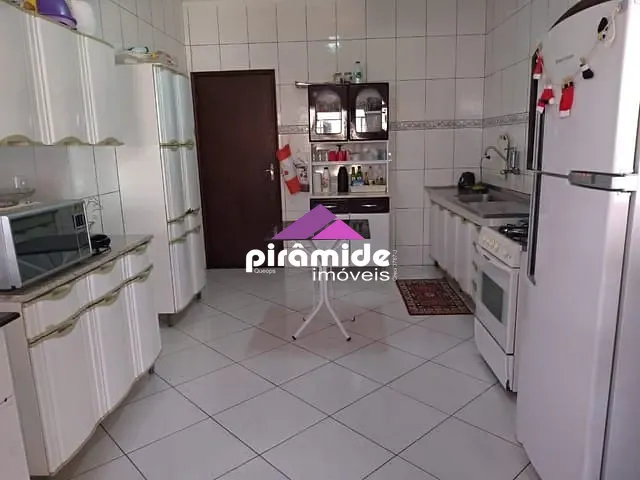 Casa com 300m² 3 quartos e 2 banheiros, à venda, no bairro Parque Industrial em São José dos Campos