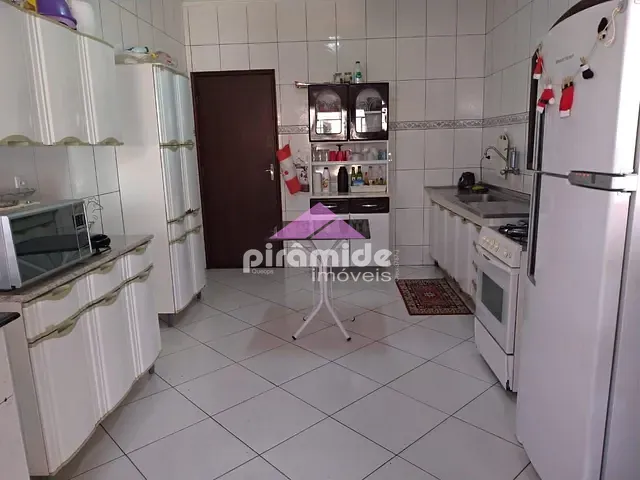 Casa com 300m² 3 quartos e 2 banheiros, à venda, no bairro Parque Industrial em São José dos Campos