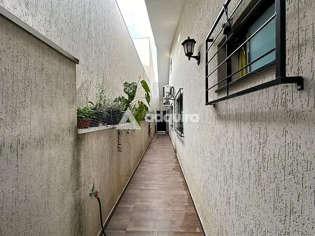 Casa com 220m² 3 quartos e 4 banheiros, à venda, no bairro Contorno em Ponta Grossa