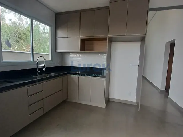 Casa com 300m² 3 quartos e 5 banheiros, à venda, no bairro Jardim São Marcos em Valinhos
