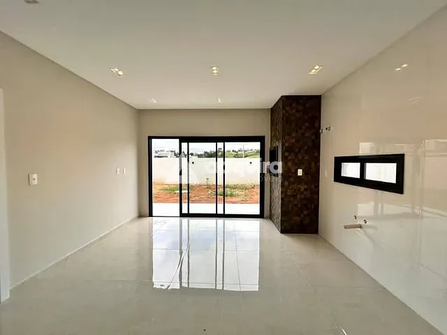 Casa com 330m² 4 quartos e 5 banheiros, à venda, no bairro Orfãs em Ponta Grossa