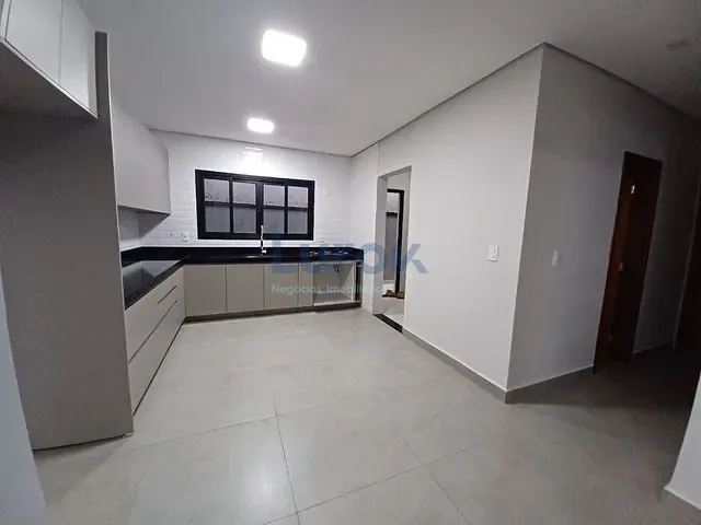 Casa com 300m² 3 quartos e 4 banheiros, à venda, no bairro Jardim São Marcos em Valinhos