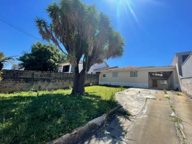Locação - Casa com 3 quartos, 2 vagas de garagem, Amplo terreno, 516 m² total - Contorno, Ponta Grossa.
