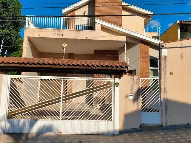 Casa com 300m² 3 quartos e 1 banheiro, à venda ou para alugar, no bairro Jardim Terras de São João em Jacareí