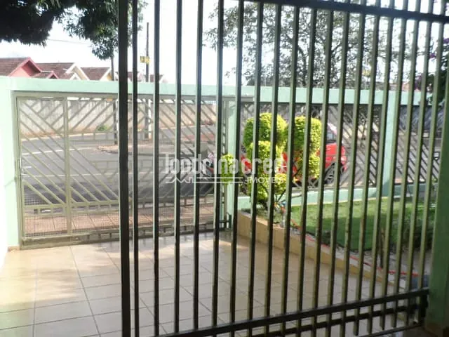 Casa à venda, no bairro Conjunto Habitacional Maria Cecília Serrano de Oliveira em Londrina