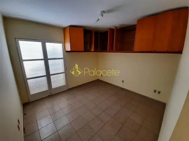 Casa com 1030m² 5 quartos e 6 banheiros, para alugar, no bairro Socorro em Pindamonhangaba